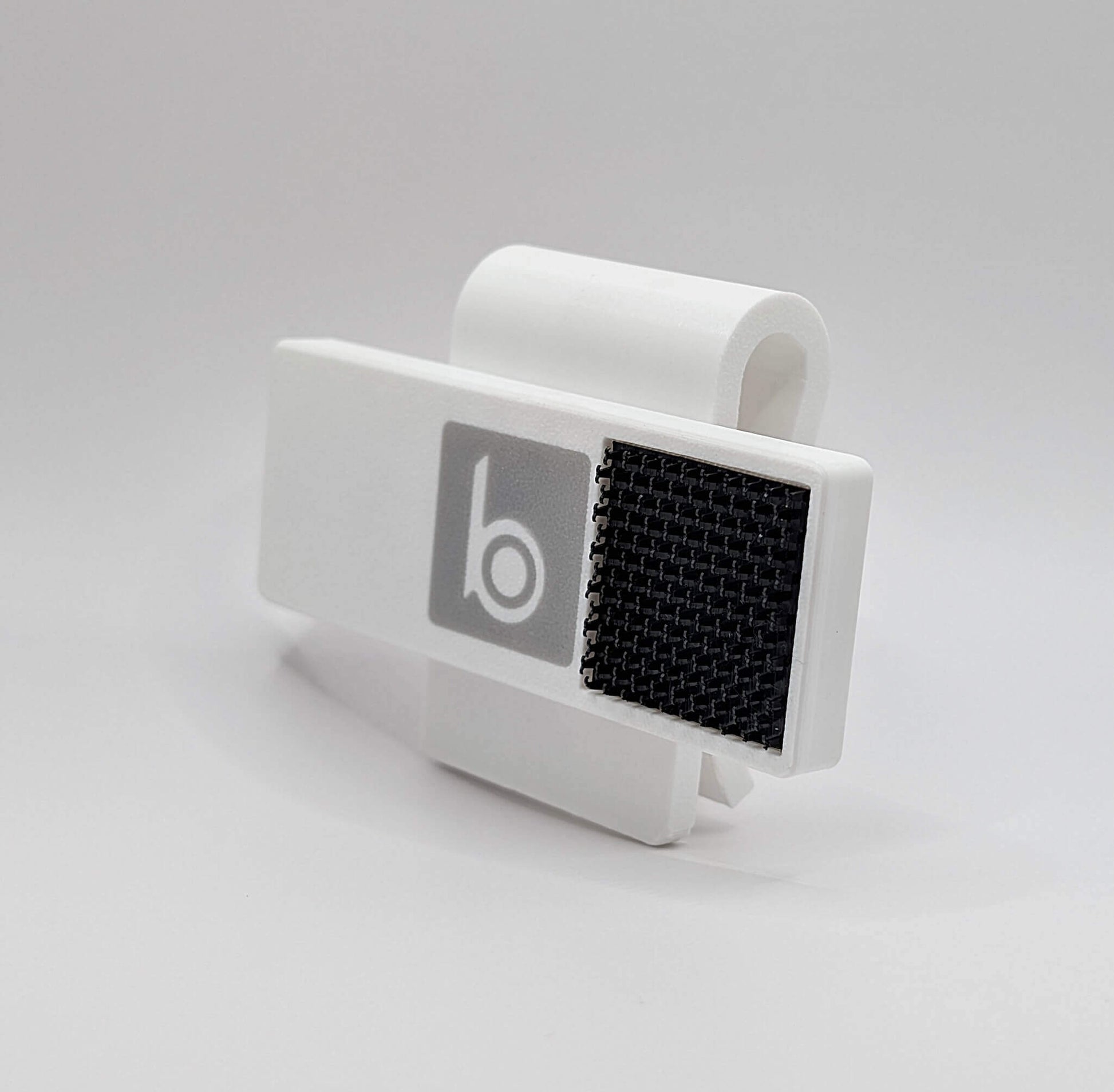 ProtoClip™ MINI 1 in white, a compact ball marker and glove holder designed for golfers.